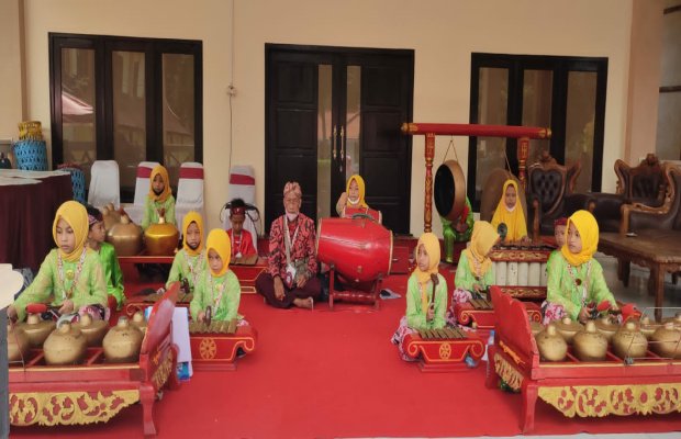 Foto: Siswa SD menampilkan musik tradisional Klenengan di Museum Keraton Sumenep, Rabu (21/12/2022).