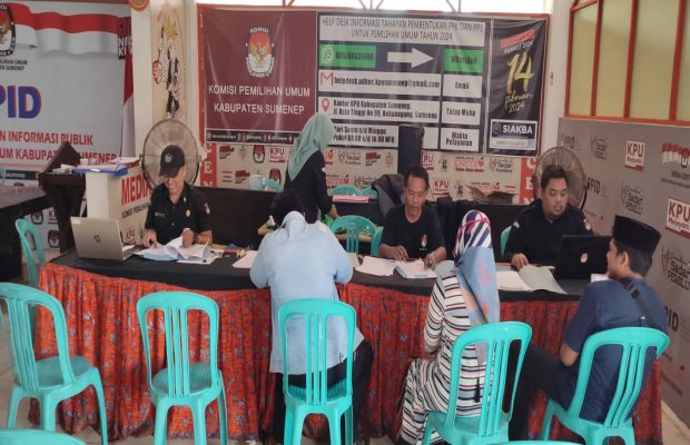 Foto: Para pendaftar PPS saat antri menyerahkan berkas kelengkapan administrasi di Kantor KPU Sumenep, Rabu (21/12/2022).