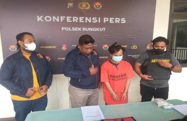 Foto: tersangka dan barang buktinya saat dipamerkan oleh Iptu Joko dengan didampingi dua anggotanya