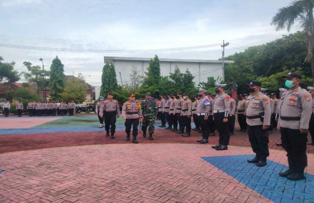 Foto: Kapolres Sumenep Edo Satya Kentriko ketika apel gelar pasukan "Natal dan Operasi Lilin Semeru tahun 2022" di Lapangan Apel Mapolres Sumenep, Kamis (22/12/2022)