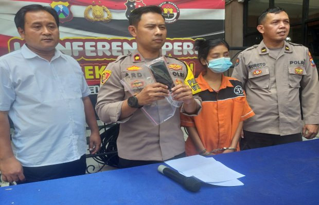 Foto: Tersangka saat dirilis oleh polsek Kenjeran Surabaya