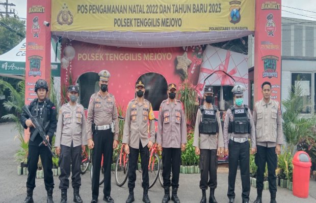 Foto: Kapolsek Tenggilis bersama amgotanya saat berjaga di Pos  pengaman nataru di jalan panjang jiwo surabaya 