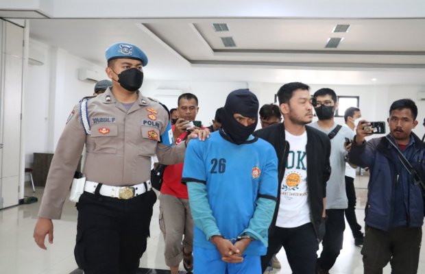 Foto : Pelaku kejahatan sedang di bawa