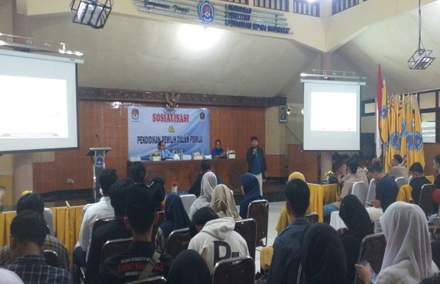 Foto: Rafiki Tanzil, Divisi SDM dan Partisipasi Masyarakat KPU Sumenep saat memberikan Sosialisasi dan Pendidikan Pemilu Tahun 2024 pada Mahasiswa UNIJA