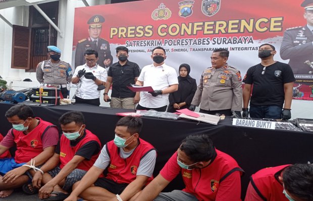 Foto: Polrestabes Surabaya pamerkan komplotan pelaku curanmor berikut barang buktinya
