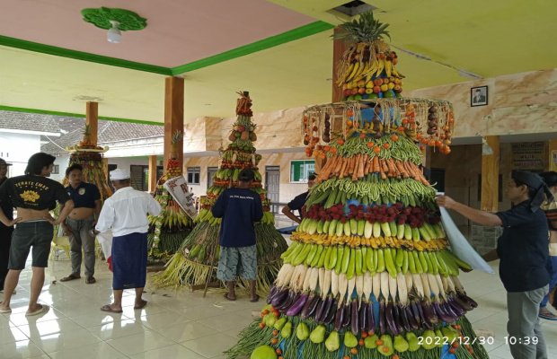 Foto: Tumpeng raksasa saat tiba di desa