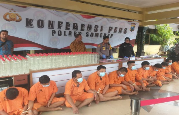 Foto: Polres Sumenep saat menggelar Konferensi Pers pengungkapan kasus, Jumat (30/12/2022).