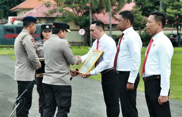 Foto : AKBP Mirzal Maulana bersama anggota saat menerima penghargaan dari kapolda jatim 
