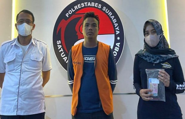 Foto: tersangka AK dan barang buktinya saat berada di Polrestabes Surabaya