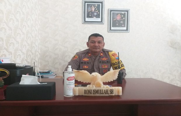 Foto: IPTU Roni Ismullah Kapolsek Gunung Anyar saat di temui media Ini di ruang kerjanya, Rabu (4/1)