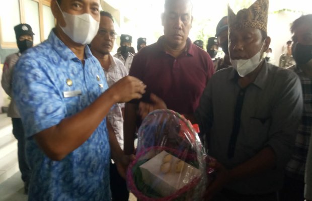 Foto: Massa aksi saat menyerahkan kado telur 