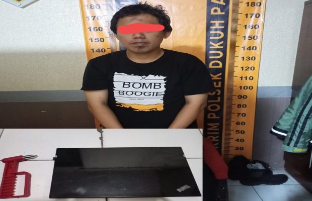 Foto: tersangka dan barang buktinya saat diamankan petugas ke Polsek Dukuh Pakis Surabaya