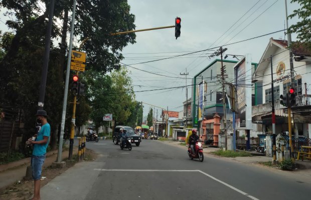 Foto: Lokasi akan dipasangnya kamera untuk penerapan ETLE Statis di Simpang 3 jalan Raya Gapura, Desa Bangkal, Kecamatan Kota Sumenep, Jumat (6/1/2023)