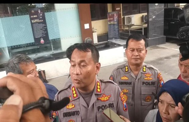 Foto: Kombespol Dirmanto didampingi Kasi Humas AKBP Sinwan saat di depan Ditreskrimum Polda Jatim, Senin (9/1).