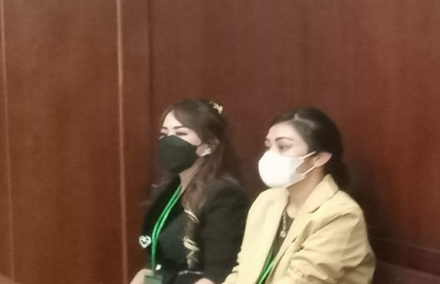 Foto 1 : Yuwaree Rattanawichai (Maggie) memakai baju hitam dalam sidang putusan di Pengadilan Negeri Surabaya