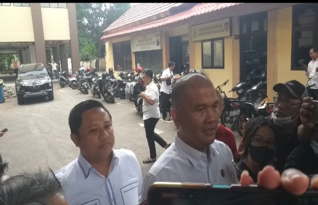Foto: Kombes Pol Totok Suharyanto Dirreskrimum Polda Jatim didampingi Kasubdit IV Renakta AKBP Hendra Eko Triyulianto.