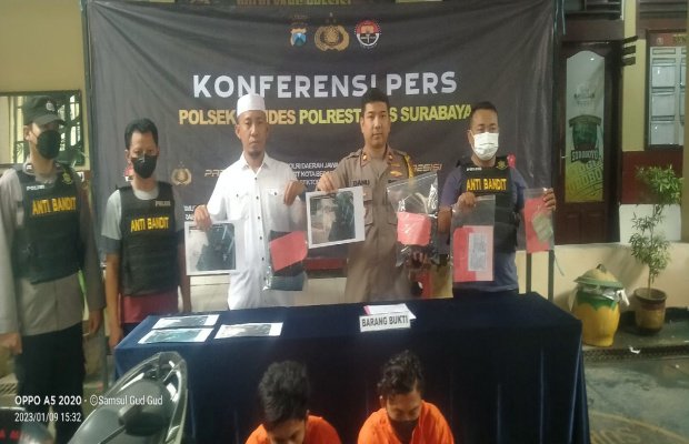 Foto: dua tersangka Jambret dan barang buktinya yang dirilis oleh Kapolsek Tandes Surabaya. Selasa(10/01)