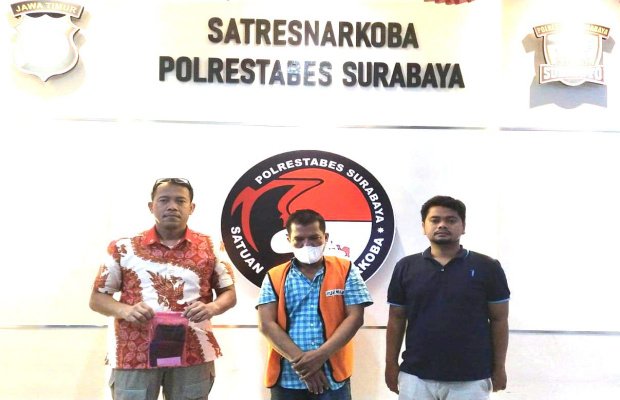 Foto: tersangka dan barang buktinya di pemakaman oleh petugas kepada sejumlah awak media