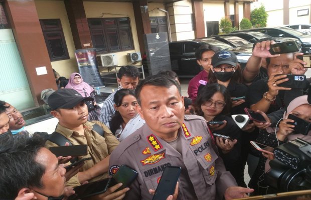 Foto: Kabid Humas Polda Jatim Kombespol Dirmanto saat di wawan cara oleh wartawan soal kasu KDT 