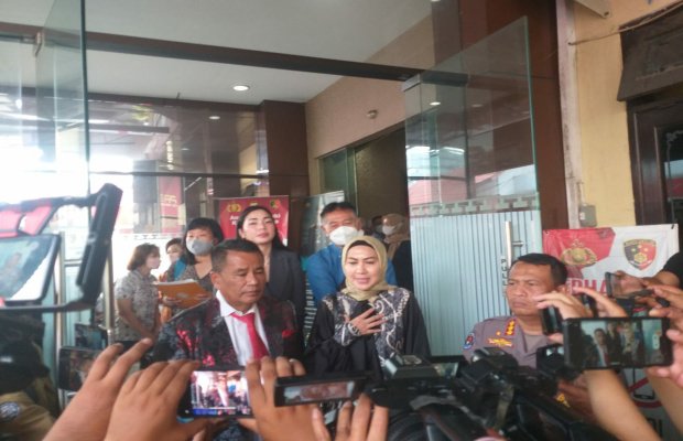 Foto: Venna Melinda disamping Hotman Paris Hutapea saat menghadiri panggilan polda jatim