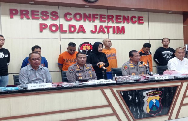 Foto: Irjen Pol Toni Hermanto Kapolda Jatim saat memimpin Press release 