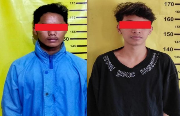 Foto: tersangka dan barang buktinya saat di bawa petugas ke mapolsek 