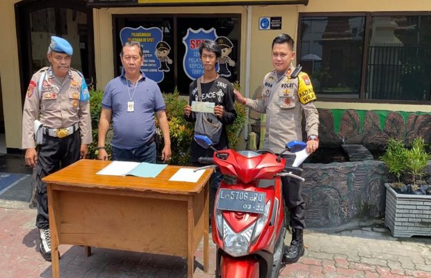 Foto: Kapolsek Dukuh Pakis saat serahkan Sepeda motor ke pada pemiliknya