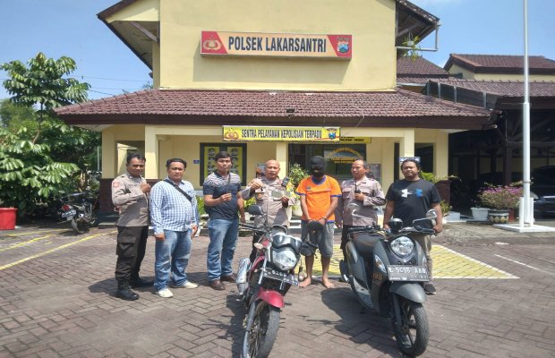 Foto: Kapolsek Lakarsantri pamerkan tersangka berikut barang buktinya saat press release
