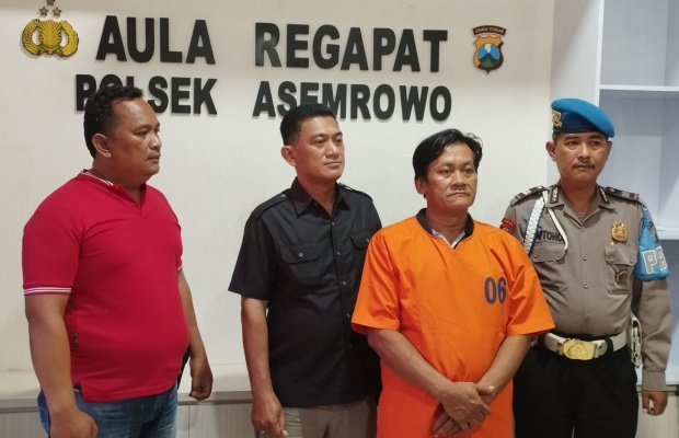 Foto: tersangka dan barang buktinya saat berada di Polsek Asemrowo Surabaya