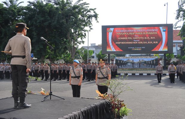 Foto: serah terima jabatan waka Polrestabes di Lapangan A Mapolrestabes Surabaya,