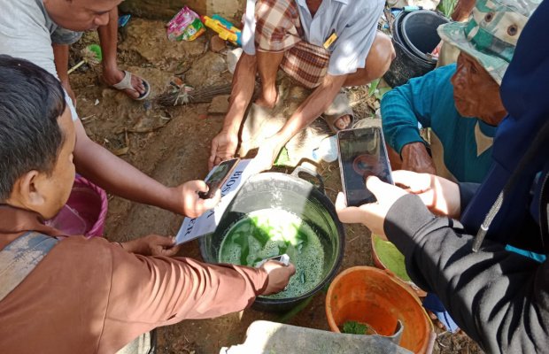 Foto: Praktek pembuatan pembuatan biosaka, di Kelompok Tani (Poktan) Kerabat, Desa Manding Laok, Kecamatan Manding,