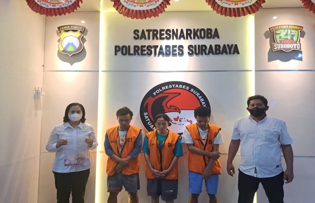 Foto: tiga tersangka berikut barang buktinya saat diamankan petugas 