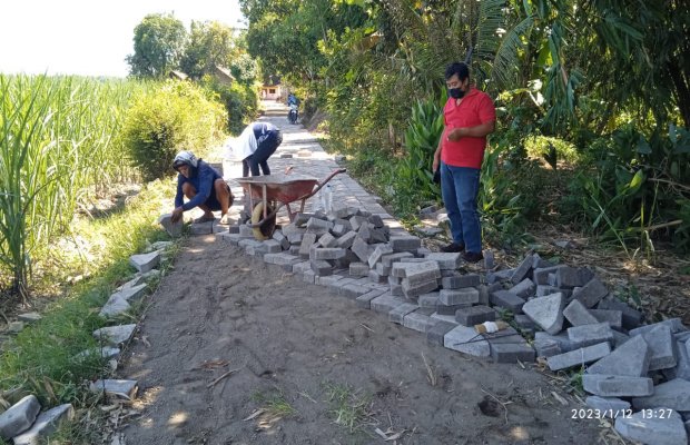 Foto: Proyek paving ke pertanian warga. 