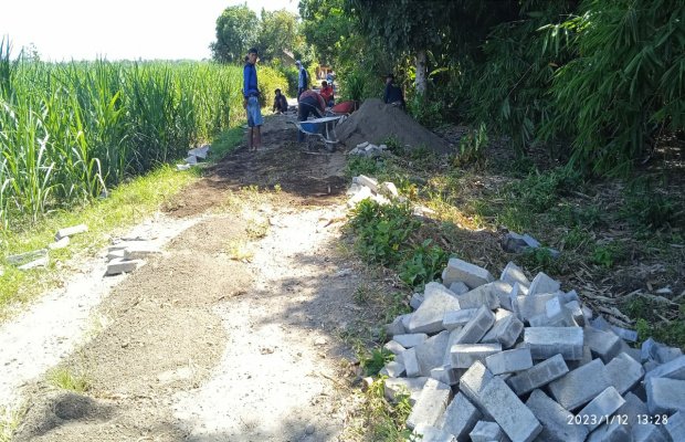 Foto: Proyek Paving Jalan Pertanian tepatnya di Dusun Begeleden,