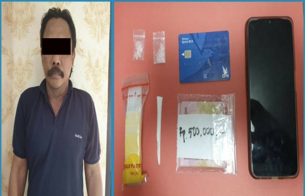 Foto: tersangka dan barang buktinya saat di bawa ke Polres Pelabuhan Tanjung Perak Surabaya