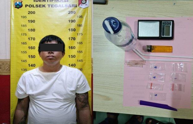 Foto: tersangka dan barang buktinya saat diamankan oleh petugas kepolsek Tegalsari Surabaya
