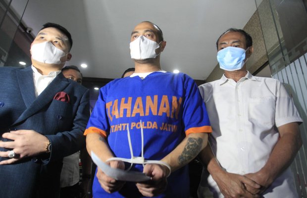 Foto: Tersangka Ferry Irawan saat dibawa oleh tim Direskrimum Polda Jatim menuju ruang tahanan