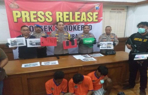 Foto: Polsek Simokerto pamerkan Tiga Tersangka kasus pencurian sepeda motor di 15 TKP