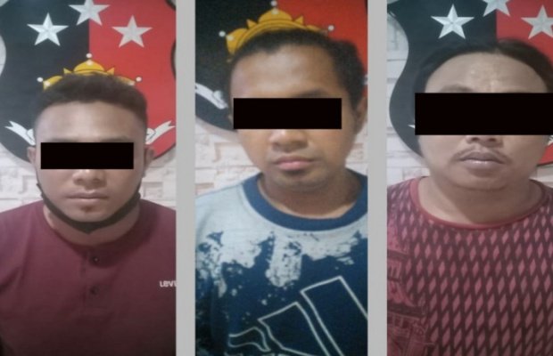 Foto: tersangka berikut barang buktinya saat diamankan oleh petugas ke Polsek Krembangan Surabaya 