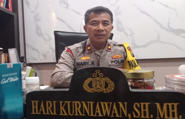 Foto: Kapolsek Asemrowo saat di wawancara Memoonline.co.id, di ruang kerjanya.