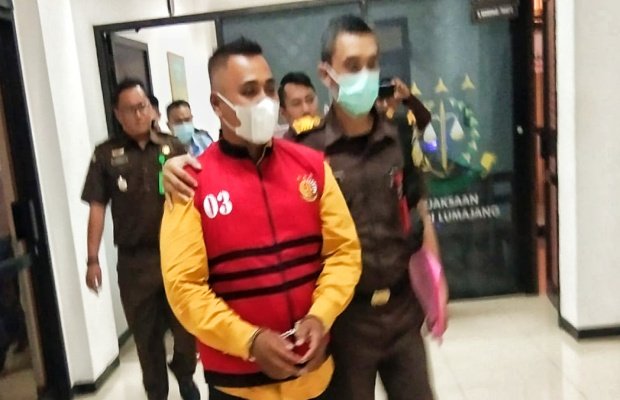 Foto : Tersangka 'LSM' oknum kades kenakan rompi tahanan kejaksaan dengan nomer dada 03