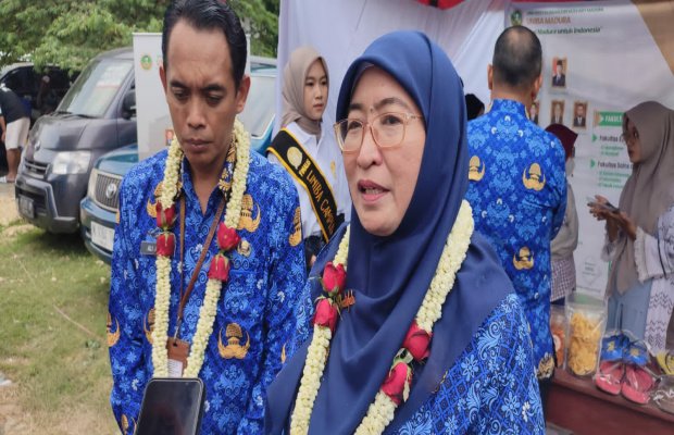 Foto: Wakil Bupati Sumenep Nyi. Hj. Dewi Khalifah bersama Plt. Kepala Cabang Dinas Pendidikan wilayah Sumenep Ali Afandi ketika mengunjungi Bazak Kreativitas 2023 yang diadakan MKKS