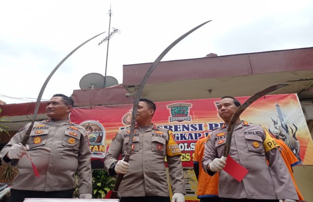 Foto: tersangka dan tiga bulan clurit di pamerkan oleh Kapolsek Wonocolo Surabaya
