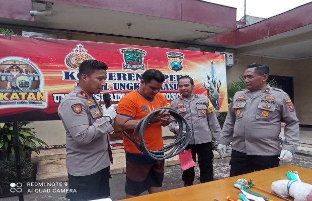Foto: tersangka ditengah telah diapit oleh sejumlah perwira menengah di polsek Wonocolo Surabaya