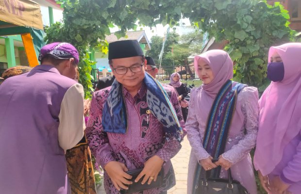 Foto: Kepala Kementerian Agama Sumenep Chaironi Hidayat (tengah) saat menghadiri acara.