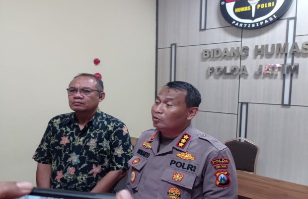 Foto; Kabid Humas Polda Jatim Kombespol Dirmanto dan Kombespol Sodiq Pratomo saat di wawancarai media. Jum'at (20/01)