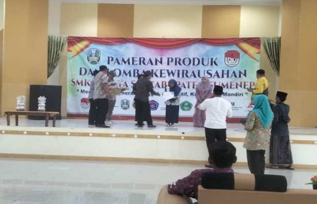Foto: Penutupan dan Penyerahan Hadiah Kepada Pemenang Lomba Pada Kegiatan Pameran Produk dan Lomba Kewirausahaan SMK Swasta Kabupaten Sumenep