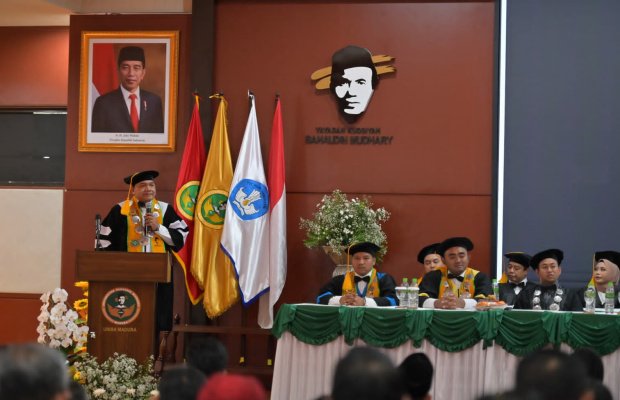Foto: Universitas Bahaudin Mudhary (Uniba) Madura tahun akademik 2022/2023 menggelar wisuda perdana di Gedung Campaka Uniba Sumenep, Senin (23/1/2023).  