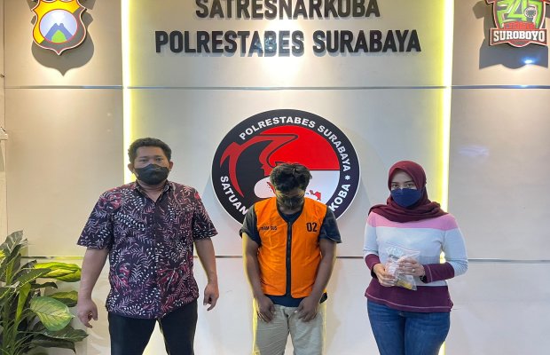 Foto: tersangka SY dan Barang Buktinya saat di amanakan petugas 