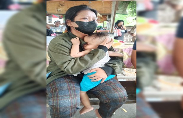 Foto: Novi saat menangis sambil menggendong buah hatinya di Polsek Kenjeran